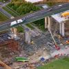 Wie gesprengt: Ein frisch betoniertes Teil der neuen Autobahnbrücke bei Schweinfurt ist eingestürzt und hat mehrere Arbeiter mit in die Tiefe gerissen.