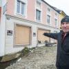 Georg Mitterer steht vor seinem ehemaligen Plattenladen in Simbach am Inn, der im Juni von der Flut zerstört wurde.