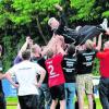 So feiern Aufsteiger. Sprichwörtlich auf Händen getragen wurde Coach Anton Böker nach dem letzten Saisonspiel des TSV Krumbach II. Foto: Ernst Mayer