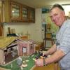 Hinter Stefan Fesenmeier aus Dirlewang liegen zwei harte Jahre. Inzwischen kann er wieder lachen – und sich im Keller seinem Hobby widmen: Er baut gerne Krippen und ist außerdem gerade dabei, sein Haus im Miniaturformat nachzubauen. 	
