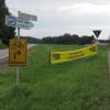 Auf dieser Grünfläche am Ortsende von Niederraunau zwischen Friedhofsstraße (rechts) und Allgäuer Straße plant ein Investor die Ansiedelung eines Edeka-Lebensmittelmarktes. 