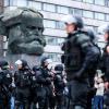 Polizisten sichern am 27. August vor dem Karl-Marx-Denkmal in Chemnitz eine Demonstration der rechten Szene.