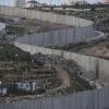 Die Mauer in Ostjerusalem trennt israelische Siedlungen (r.) vom palästinensischen Flüchtlingslager Shuafat. (Archiv)