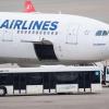 Das Archivbild zeigt ein Flugzeug von Turkish Airlines am Flughafen Hannover.