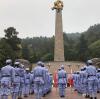 In der Provinz Guizhou stellen Studenten in himmelblauer Uniform den Langen Marsch nach. 