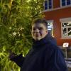 Timo Betzler am Sternenbaum in Unterroth, durch den ihm im Jahr 2020 ein Wunsch in Erfüllung gegangen ist.  