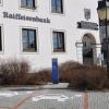 Im und am Rathaus in Kirchhaslach hat sich etwas verändert: Ein Mitarbeiter der Verwaltungsgemeinschaft hat nun ein Büro in dem Gebäude. Draußen können E-Autos ihre Batterie füllen<b>.</b>

