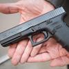 Ein Polizeibeamter mit eine Pistole vom Typ «Glock 17». Mit einer Waffe gleichen Typs hatte der Amokläufer in München geschossen.