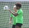 Caiuby und Jonathan Schmid beim Training mit dem Ball.