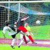 Die Führung für den FC Bad Wörishofen II hielt nicht lange: In dieser Szene trifft Kirchheims Dominic Böck zum 1:1-Ausgleich. Das schien die Initialzündung zu sein, denn der TSV Kirchheim gewann das Spiel noch mit 4:1 und gehört damit zum Spitzentrio der Kreisklasse. Foto: Franz Stocker