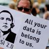 Mit Plakaten demonstrieren die Netzaktivisten gegen das US-amerikanische Internetüberwachungsprogramm.