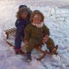 Die zweieinhalbjährigen Freundinnen Hanna (rechts) und Elisabeth ließen sich wie viele andere Kinder auf dem Schlitten zum Adventsmarkt ziehen.
