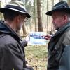 Vor genau drei Jahren begann die Spurensuche im Scheppacher Forst mit Forstbetriebsleiter Hubert Droste (links) und Lehrer Hans-Peter Englbrecht. 