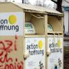 Altkleidercontainer aktion hoffnung, Zwölf-Apostel-Platz; Augsburg-Hochzoll; mit Farbe und Grafitti beschmierter Kleidercontainer Altleidersammlung
Altkleidergeschäft Altkleider-Sammlung