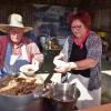 Lotte Felber (l.) und Charlotte Seitz versorgten die Besucher mit schmackhafter Brotsuppe.