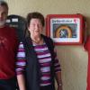 Präsentierten den von ihrem Verein gespendeten Defibrillator: die Vorstandsmitglieder des Gartenbauvereins (von links): Friedrich Lingohr, Marianne Bahr und Josef Fink. 	