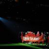 Die Spieler des FC Bayern drehen eine Ehrenrunde und bedanken sich mit einem Plakat mit der Aufschrift «Danke für Alles!» bei den Fans. 