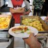 Gemüse und Salat kommen in deutschen Schulkantinen oft zu kurz. Auch die Mittagspausen sind laut einer Studie oft nicht lang genug, um in Ruhe zu essen. (Symbolfoto)