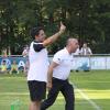 Auch Ex-Trainer Ali Dabestani (links) hat sich bei Abteilungsleiter Torsten Vrazic schon ein „Coronahilfe-Trikot“ des TSV Meitingen gesichert. 	
