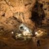 Sie wirkt wie ein Tor zu einer anderen Welt: In der Kasthöhle Hohle Fels haben Forschende 35.000 Jahre alte Lochstäbe entdeckt. 