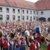 Der Musikverein Thierhaupten verzeichnet 146 aktive Musikantinnen und Musikanten, die sich für dieses Foto alle für einen Gruß im Kloster versammelt haben. Vom 10. bis 15. August 2023 haben sie gleich sechs Tage lang Grund zu feiern – und zwar den Geburtstag ihres Vereins, der auf 160 Jahre Bestehen zurückblicken kann. 