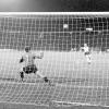 Der verhängnisvolle Schuss im Elfmeter-Duell am 20. Juni 1976: Uli Hoeneß knallt den Ball über die Latte.