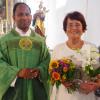 Pfarrer Pater Biju bedankte sich bei Agnes Schindler für ihren 20-jährigen Mesnerdienst. 	 	