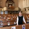 Die Kirchen lassen sich etwas einfallen: Pfarrer Manfred Bauer von der Pfarreiengemeinschaft Heilig Geist und Zwölf Apostel in Augsburg sucht den Kontakt zu seinen Gemeindemitgliedern auf ungewöhnlichem Weg.