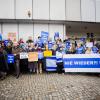 Teilnehmer eines stillen Protests haben sich vor der Freien Universität Berlin versammelt.