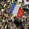 Demonstranten der "Gelbwesten" schwenken französische Fahnen während eines Protestzugs durch Marseille.