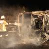 Feuerwehrleute löschen die Zugmaschine eines Lasters  der an einem Unfall auf der Autobahn A6 bei Öhrungen verwickelt war.