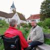 Dieter Fischer im Klostergarten mit einem Hospizgast