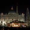 Blick in Vatikanstadt (Vatikan ) auf den weihnachtlichen Petersplatz mit dem Petersdom und einer Krippe.