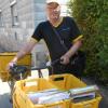 Seit 42 Jahren ist Franz Reimer als Postbote in Mering unterwegs. 	
