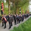 Ein langer Zug mit vielen Fahnen marschierte vom neuen Feuerwehrhaus der Mauerbacher Wehr zur Kirche
und zurück.