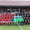 Vor dem Spiel gab es ein gemeinsames Mannschaftsfoto der beiden Teams: im roten Dress die Spieler der VG-Auswahl, im schwarzen Trikot der Regionalligist aus Memmingen. Der setzte sich am Ende auch standesgemäß mit 13:0 durch. 