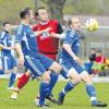 Durchsetzungsvermögen wollen Daniel Raffler (rotes Trikot) und die Bayernligakicker des TSV Gersthofen im Auswärtsspiel beim SB DJK Rosenheim zeigen. 