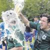 Prost! Daniel Gromja, mit 32 Treffern der Toptorjäger des SV Gablingen und der gesamten Liga, verpasst einem Kameraden eine Bierdusche. 