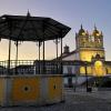 Kopfsteingepflasterte Altstadt mit imposanter Wallfahrtskirche: Zur Nossa Senhora da Nazaré kann man mit der Seilbahn gelangen.