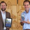 Sie freuen sich über die Grundremmingen-App und ihre Anwendungsmöglichkeiten: Entwickler Manuel Schuster (links) und Bürgermeister Tobias Bühler.
