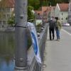 Unter anderem an der Karolinenbrücke in Landsberg wurden die Hinweisschilder auf die Maskenpflicht beschädigt.