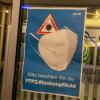 Ein Plakat mit der Aufschrift „Bitte beachten Sie die FFP2-Maskenpflicht“ hängt am Eingang eines Krankenhauses. Nun gibt es Forderungen, die Maskenpflicht auch dort abzuschaffen.