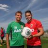 Markus Weinzierl (Trainer FC Augsburg) mit Neuzugang Raul Bobadilla vor dem ersten Training. 