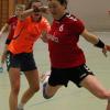 Die Aichacher Handball-Damen, im Bild Tini Wonnenberg, zeigten starkes Durchsetzungsvermögen.  	 	