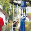 Es ist geschafft: Der Maibaum steht. In Untermühlhausen wurde das 28,5 Meter hohe Traditionszeichen „ohne Gockel“ an der Spitze aufgestellt. 