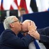 Glücksbringer? Vor seiner Rede küsst Kommissionspräsident Jean-Claude Juncker die Glatze seines Stellvertreters Frans Timmermans.