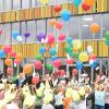 Zur offiziellen Eröffnung der neuen Mark-Twain-Schule im Wiley-Nord ließen die Grundschüler gemeinsam mit vielen geladenen Gästen Luftballons in die Höhe steigen. Daran hingen Zettel mit den Wünschen für die Zukunft der Bildungseinrichtung. 