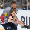 Nach Siegen mit dem EHC München feiert Florian Kettemer schon mal mit jungen Fans. 	