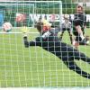 Trainer Markus Weinzierl trat im Trainingslager einen Elfmeter und traf. Diesem Beispiel sollen seine Spieler folgen.