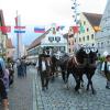 Nach dem Standkonzert am Freitag, 15. Juli 2022, setzt sich der Festzug zum Volksfestplatz in der Schrobenhausener Straße 17 in Aichach in Bewegung. 